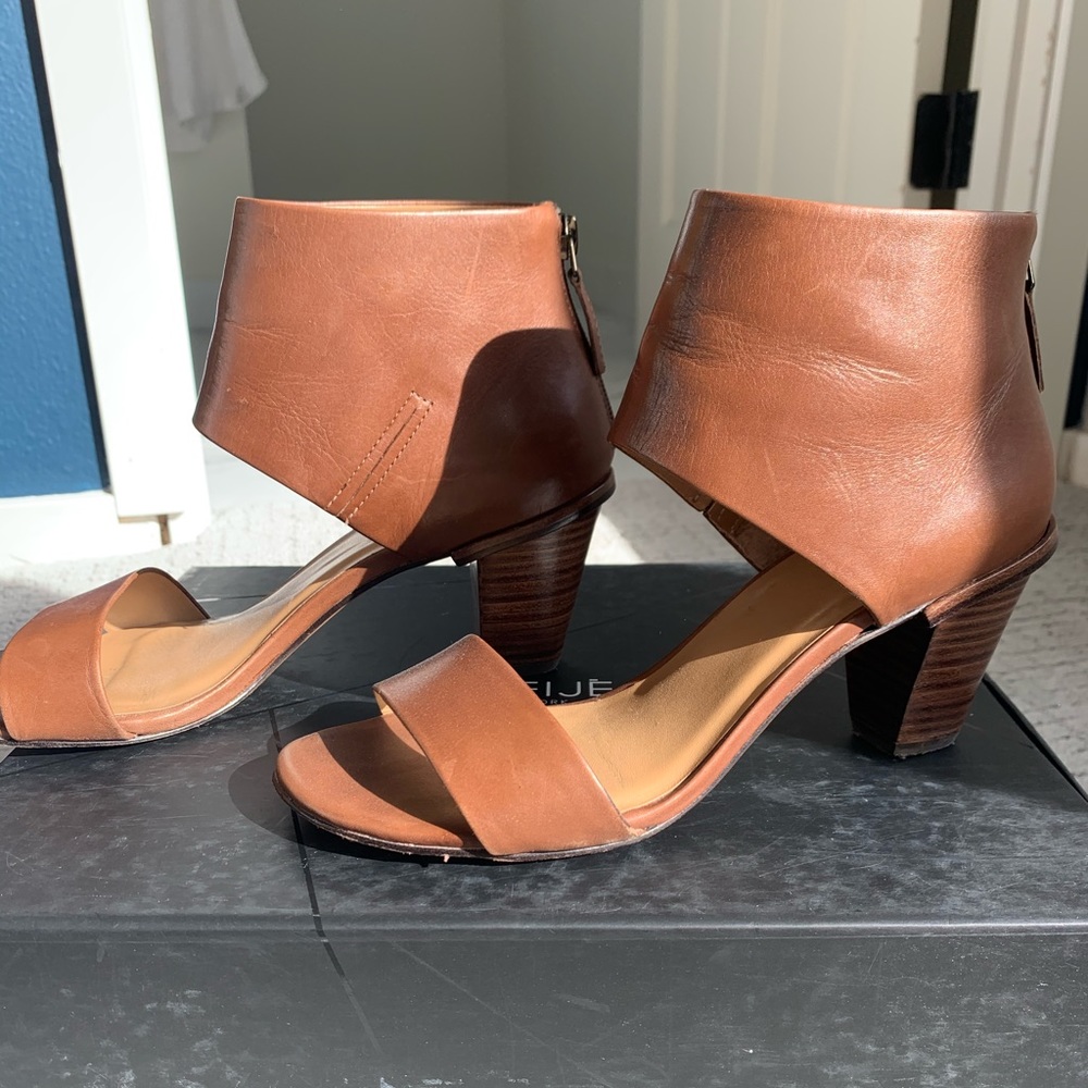 A7EIJE Candice Carmel Heeled Sandal
